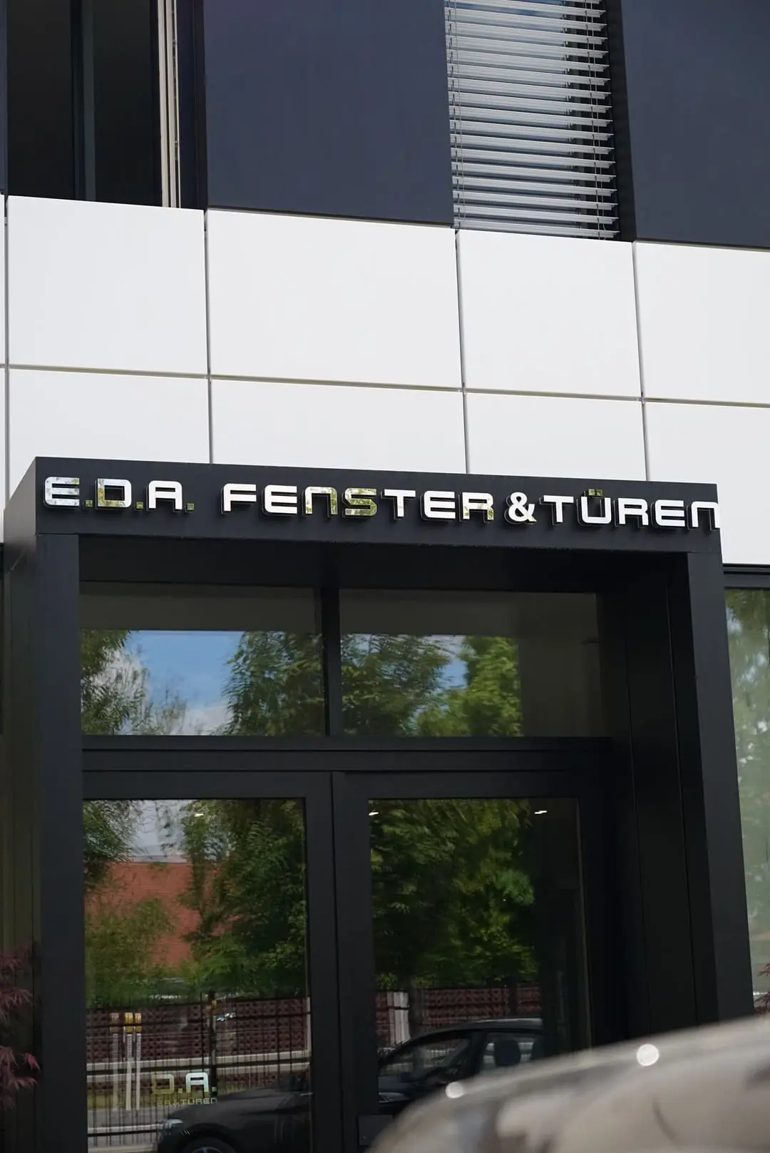 Eingang zur Fenster- und Haustüren-Ausstellung von E.D.A. in Augsburg