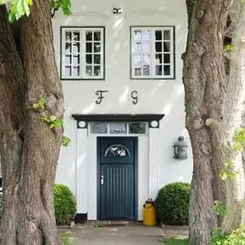 holzhaustuer-augsburg-hauseingang Holzhaustür an einem Wohnhaus in Augsburg