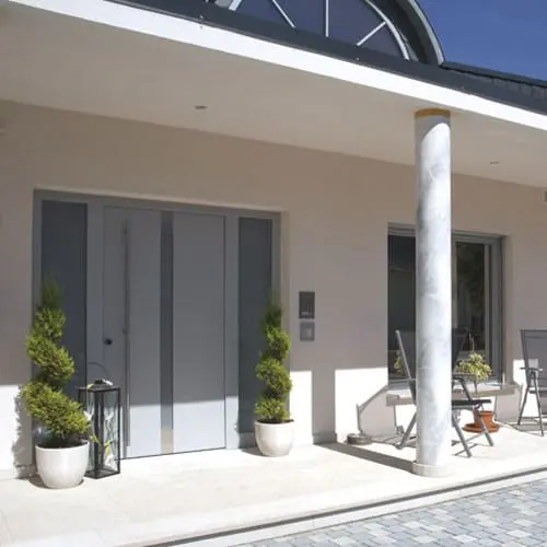 holz-alu-haustuer-mit-zwei-seitenteilen-augsburg Holz-Aluminium-Haustür mit zwei Seitenteilen in Augsburg