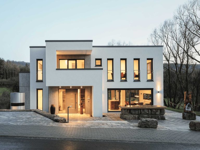 Modernes Neubauhaus mit großen Fensterflächen in Augsburg