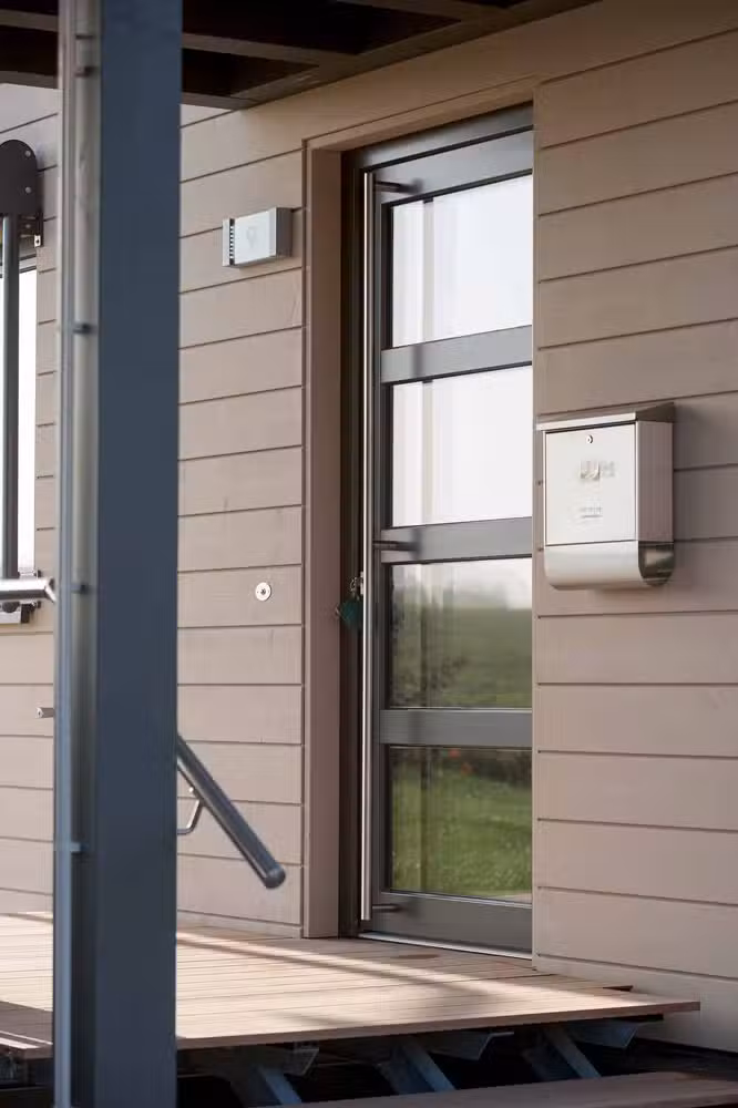 Holz Haustür Augsburg Editions mit Glas außen modern und lichtdurchlässig