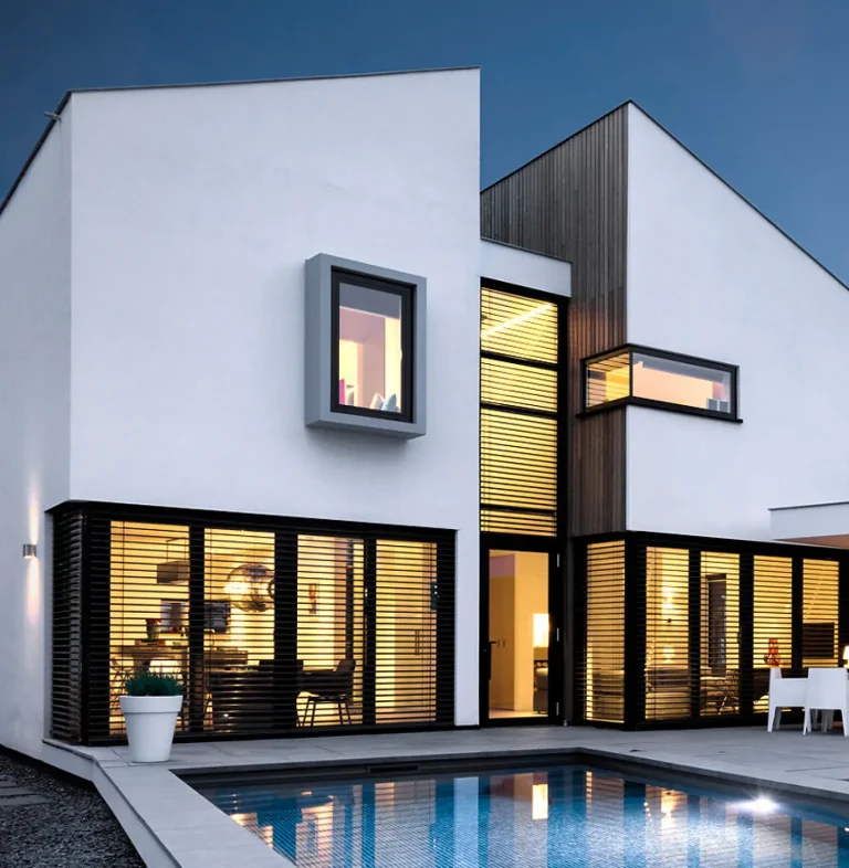 Raffstoren Augsburg Gebäude außen moderne Fassade mit Sonnenschutz
