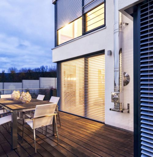 Sonnenschutz Augsburg Haus außen mit Raffstoren und Beschattung