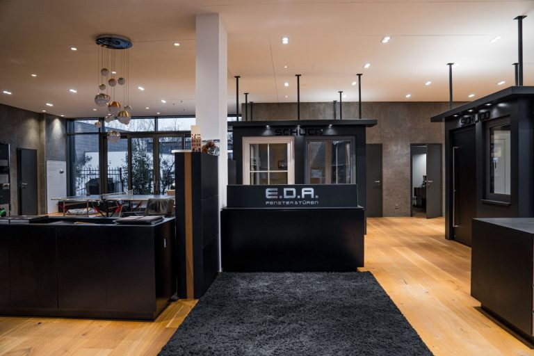 Fensterausstellung Augsburg Empfangsbereich E.D.A. Beratung Showroom innen