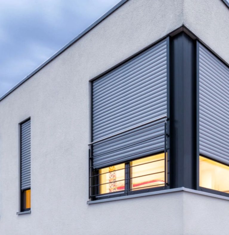 Rollladen Augsburg Gebäudeecke heruntergelassen Sonnenschutz und Sichtschutz