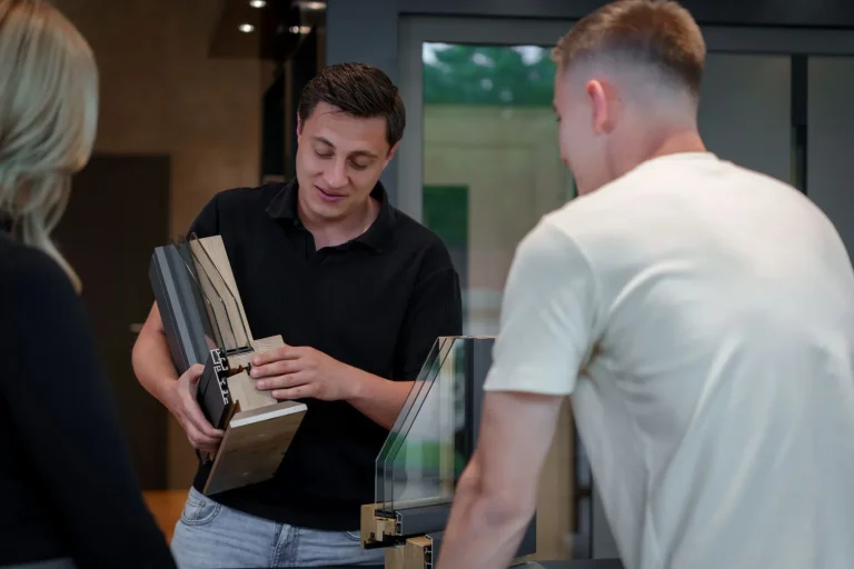 Fensterberatung in der Ausstellung von E.D.A. Fenster Augsburg mit Erklärung einer Fenstermusterecke für Kunden