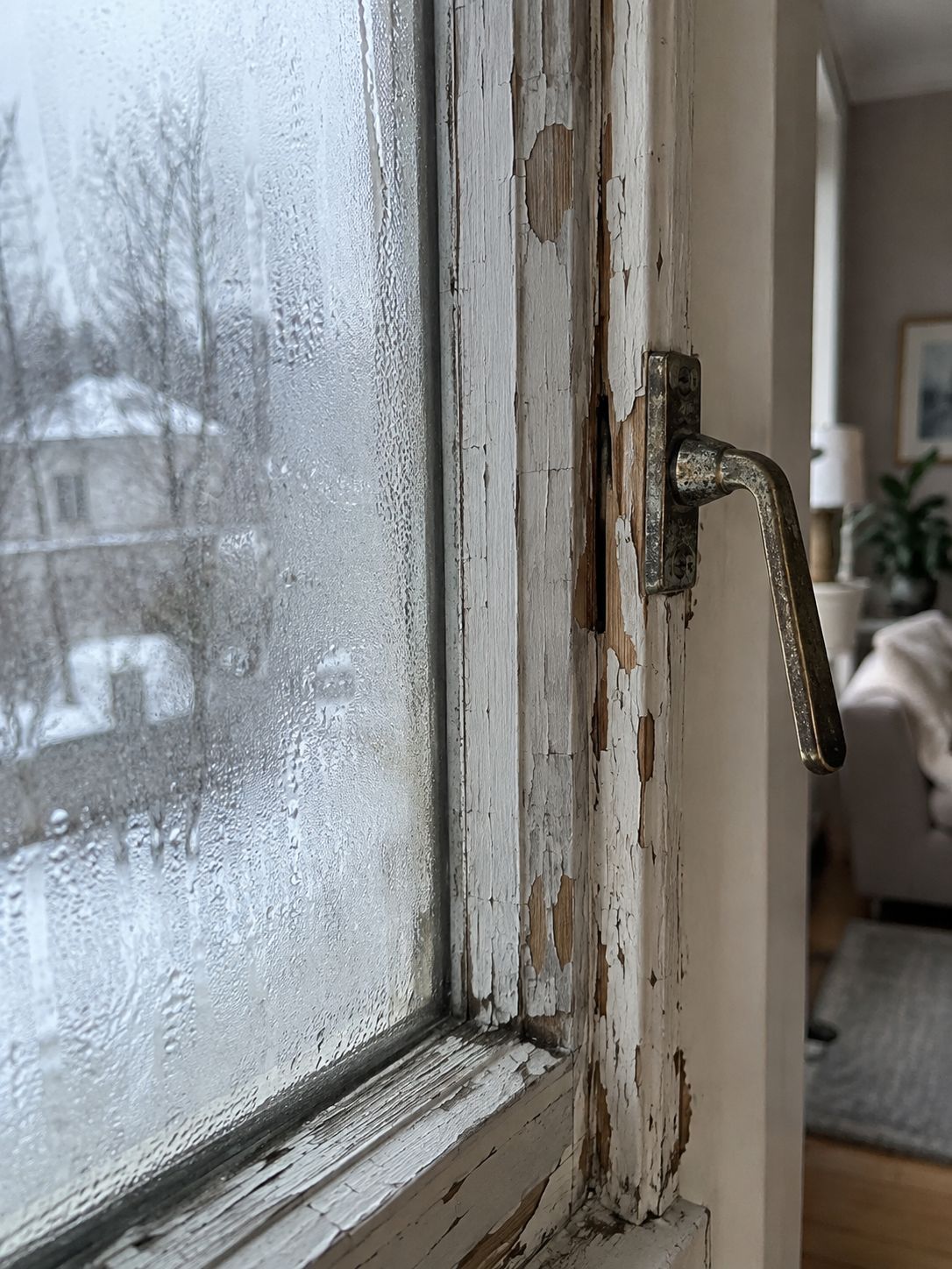 Altes Holzfenster mit beschlagener Isolierverglasung als Anzeichen für einen nötigen Fensteraustausch