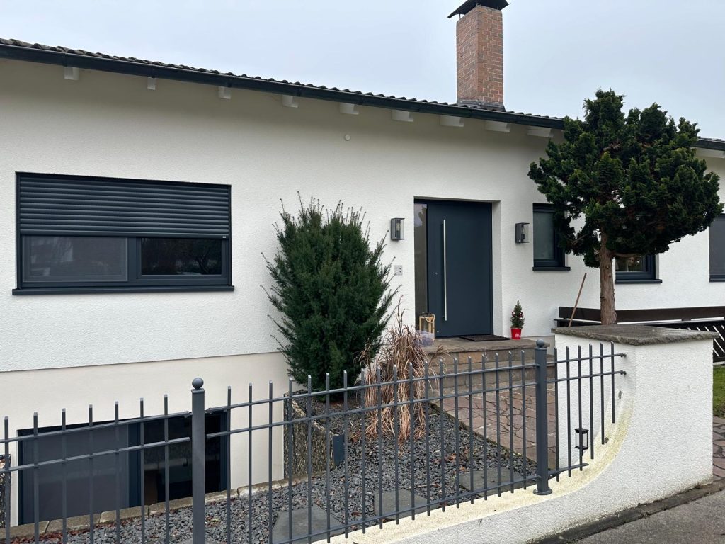 Bungalow in Neusäß-Steppach nach dem Fensteraustausch mit anthrazitgrauen Schüco Fenstern