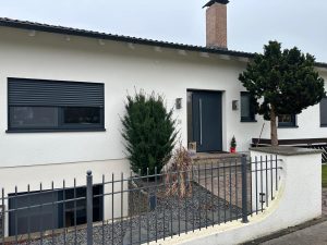 Bungalow in Neusäß-Steppach nach dem Fensteraustausch mit anthrazitgrauen Schüco Fenstern