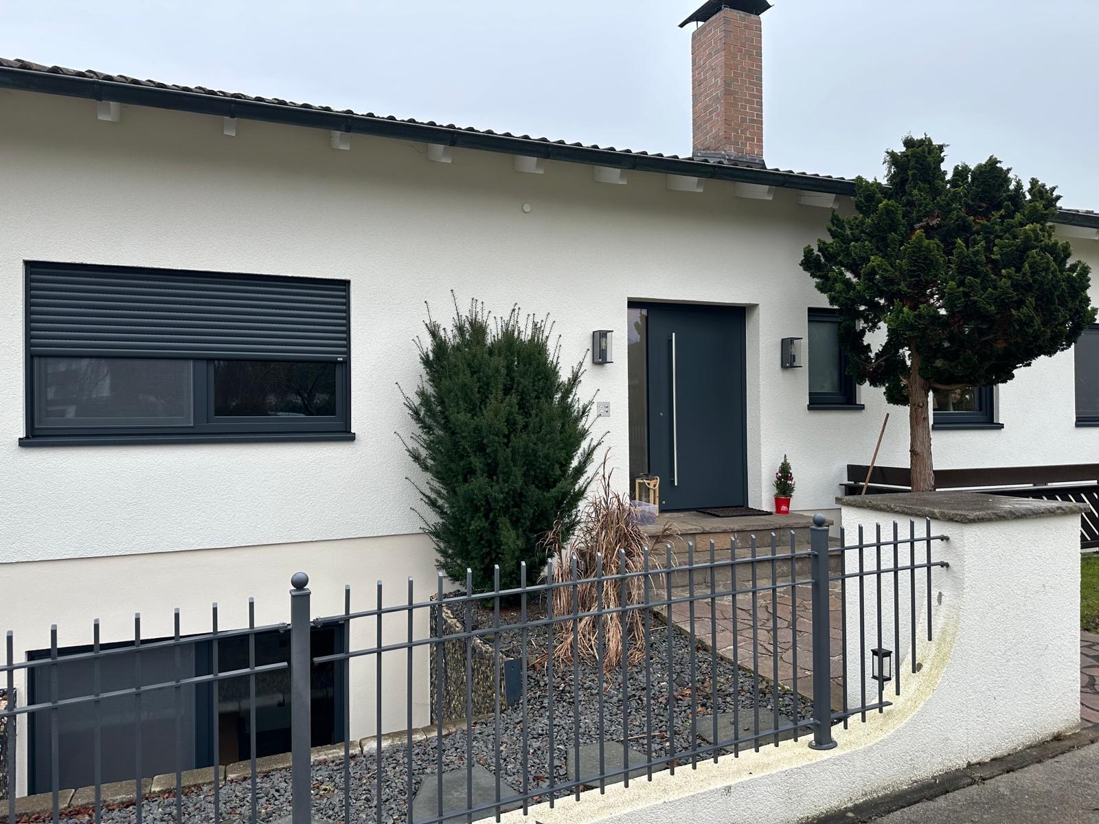 Bungalow in Neusäß-Steppach nach dem Fensteraustausch mit anthrazitgrauen Schüco Fenstern
