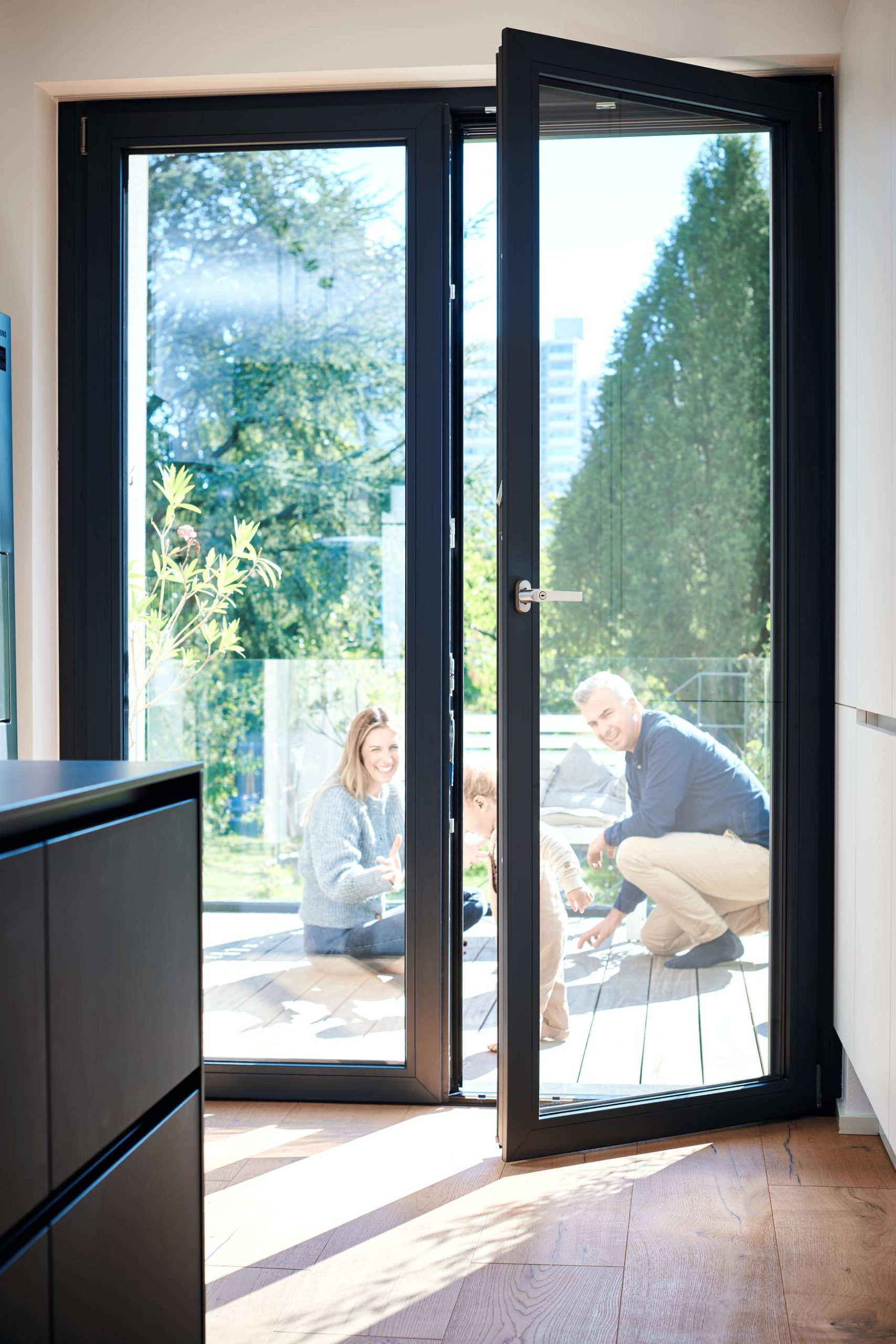 Moderne schwarze Fenster im Neubau in Augsburg