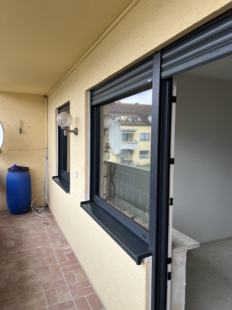 Anthrazitgraue Schüco Kunststofffenster nach dem Fensteraustausch an einem Reiheneckhaus in Bobingen