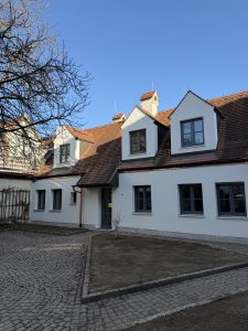 Mehrfamilienhaus in Rain am Lech mit neuen basaltgrauen Sprossenfenstern nach dem Fensteraustausch