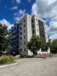 Energetisch saniertes Mehrfamilienhaus in Germering mit anthrazitgrauen Fenstern und Vorbaurollläden