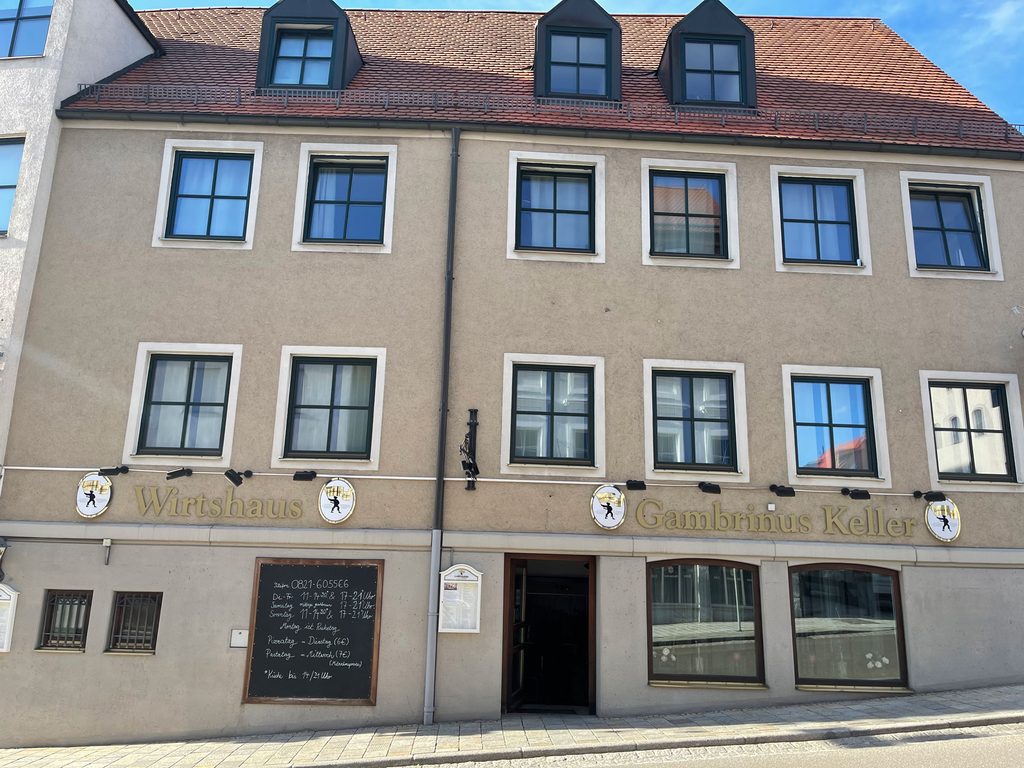 Fertig eingebaute Denkmalschutzfenster am Marienplatz in Friedberg