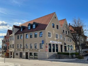 Denkmalschutzfenster an einem historischen Wohn- und Geschäftshaus in Friedberg
