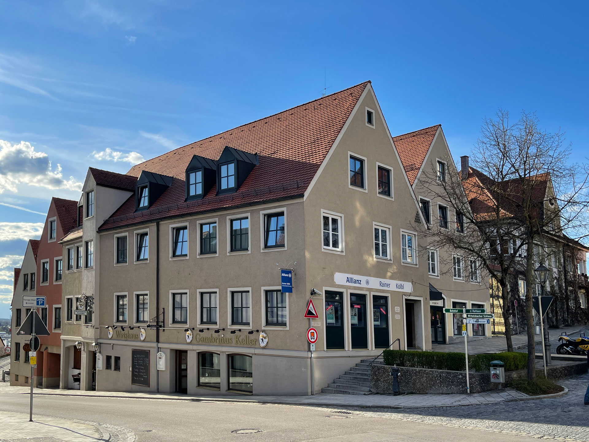 Denkmalschutzfenster an einem historischen Wohn- und Geschäftshaus in Friedberg