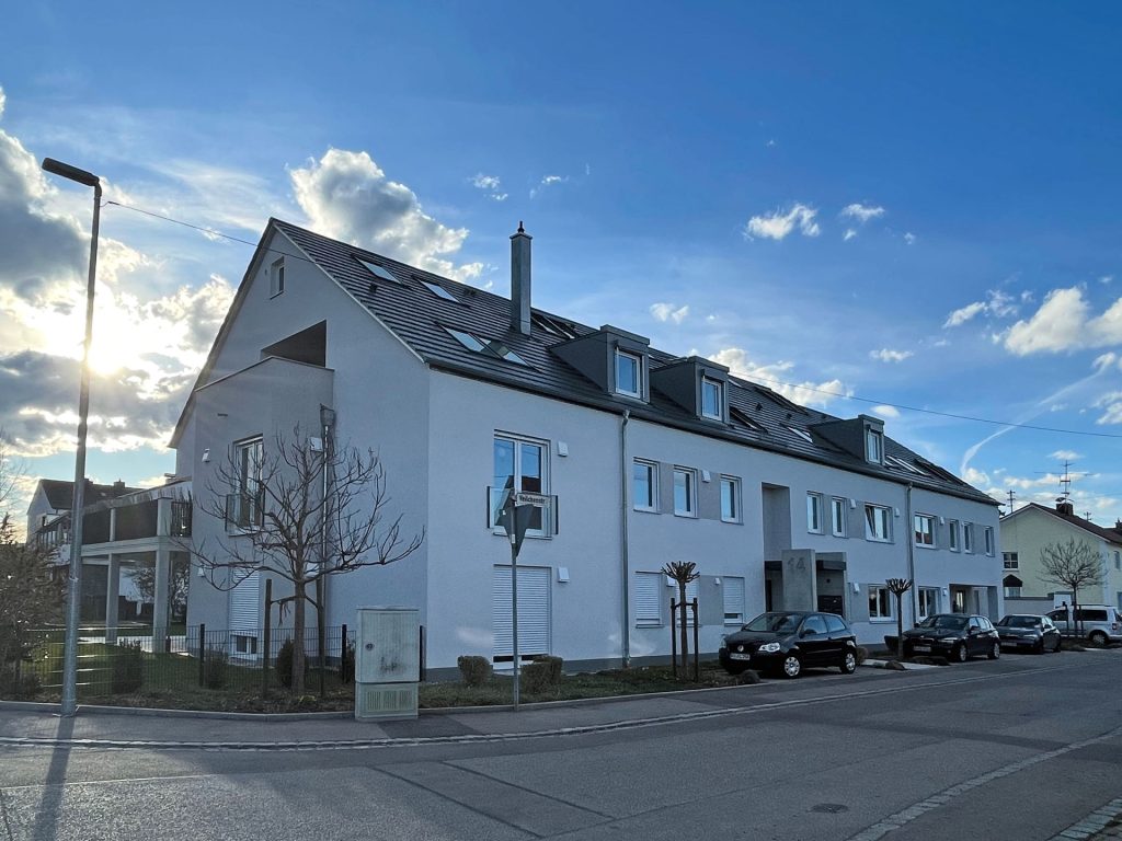 Neubau einer Wohnanlage in Kissing mit weißen Schüco Fenstern