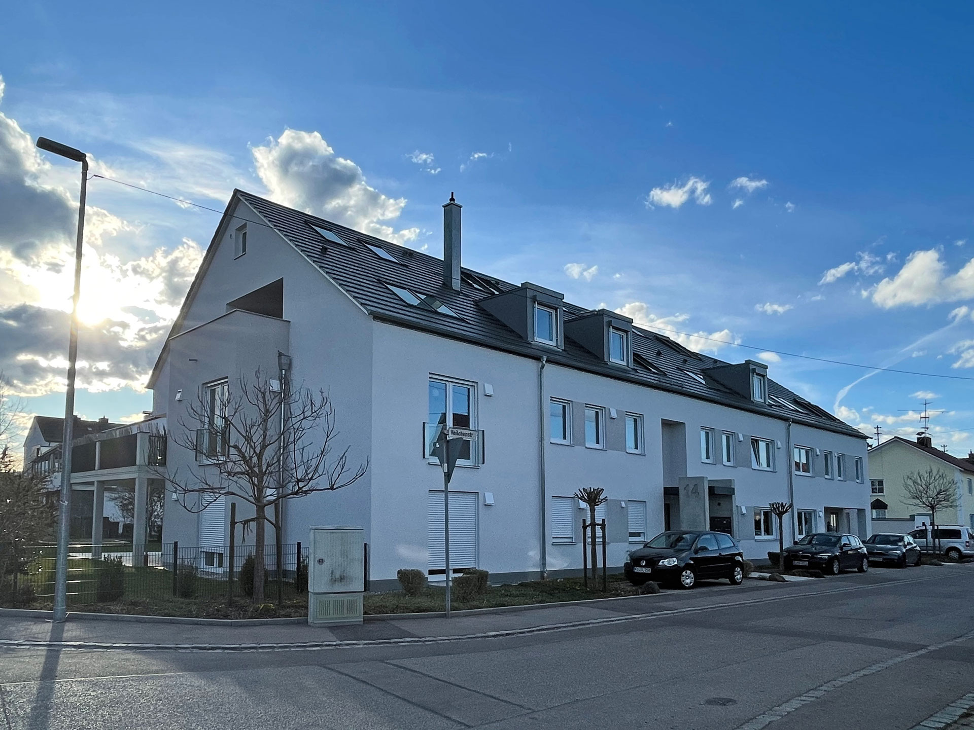 Neubau einer Wohnanlage in Kissing mit weißen Schüco Fenstern