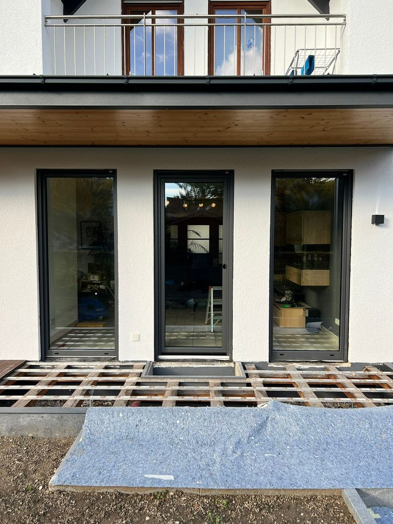 Fensteraustausch in Inningen: drei bodentiefe Fenstertüren mit anthrazitgrauer
