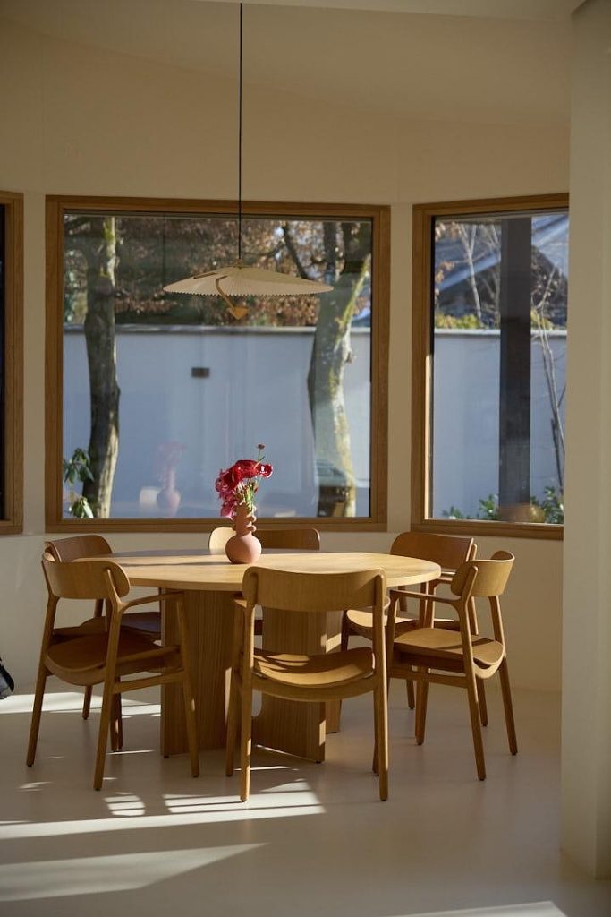 Holz-Alu-Fenster in Eiche im Erker eines Hauses in Grünwald