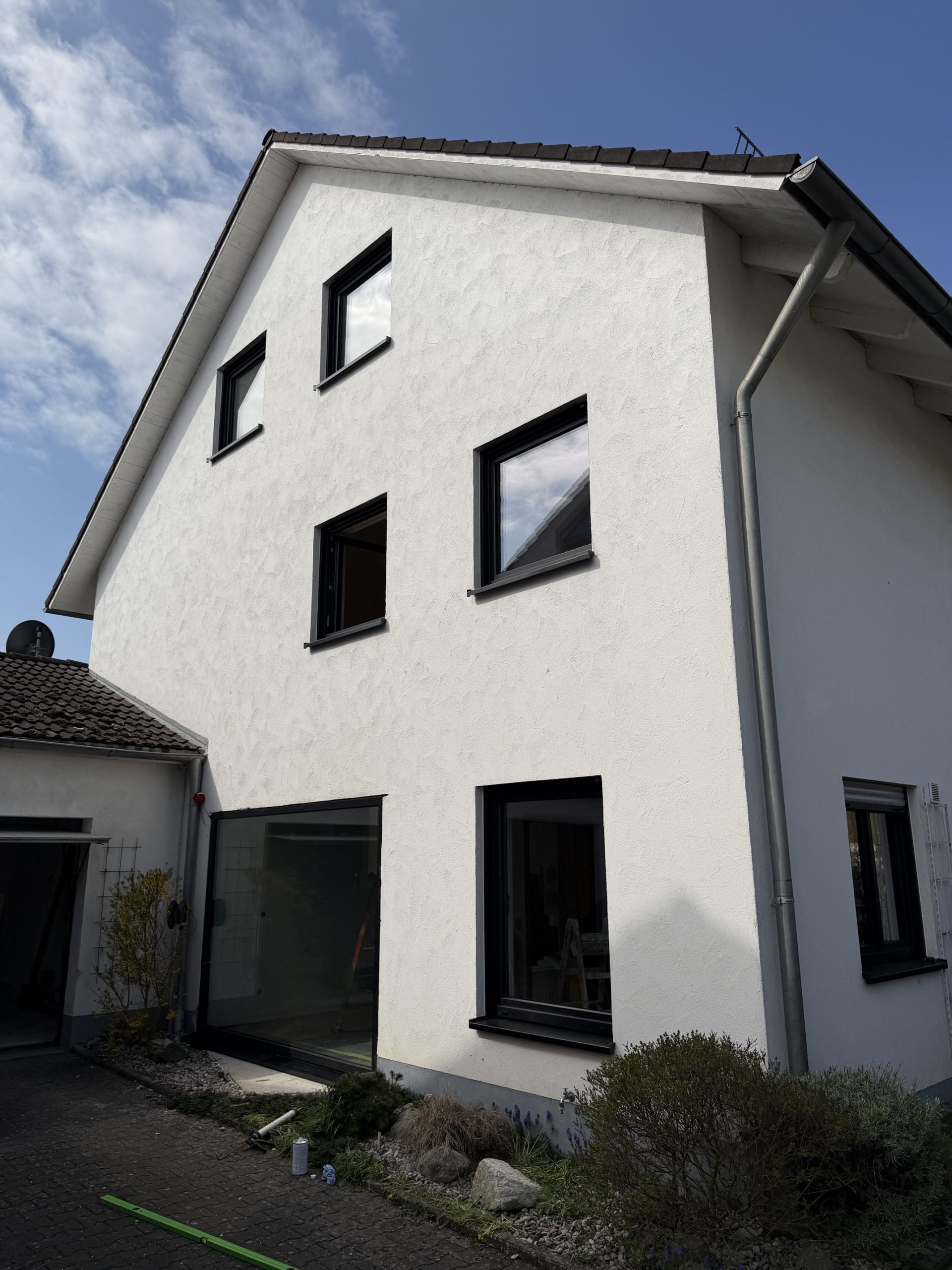 Schwarze Kunststofffenster mit Sonderform und Eckkopplung an einem Reiheneckhaus in Neusäß