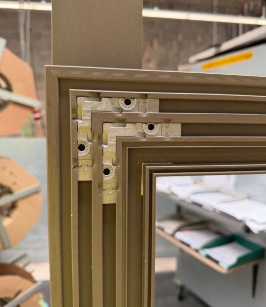 Detailaufnahme einer hochwertigen Holz-Alu-Fenster Eckausführung von E.D.A. Fensterbau in Augsburg