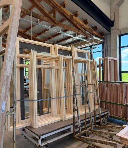 Roh gefertigte Holzelemente für hochwertige Holz-Alu-Fenster im Fensterbau in Augsburg