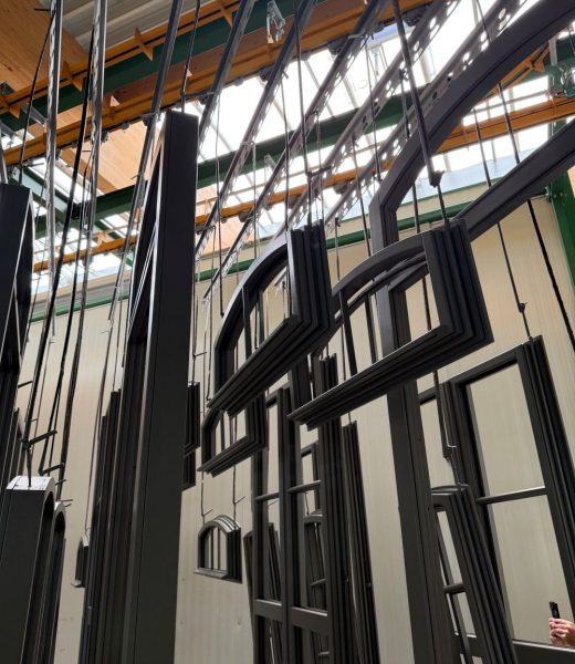 Holzfenster während der Lackierung in hochwertiger Fensterfertigung in Augsburg