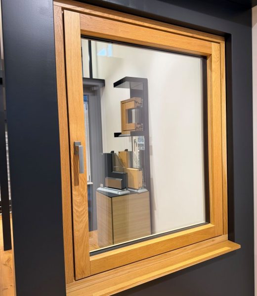 Innenansicht eines flächenbündigen Holz-Alu-Fensters in Eiche von E.D.A. Fensterbauer in Augsburg