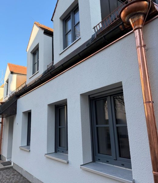 Basaltgraues Kunststofffenster mit Sprossen für Sanierung von E.D.A. Fensterbauer in Augsburg