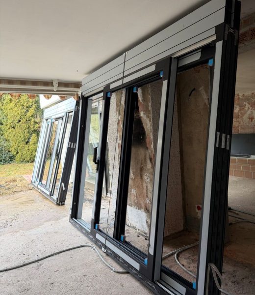 Kunststoff Hebeschiebetür vor der Montage auf einer Baustelle von E.D.A. Fensterbauer in Augsburg